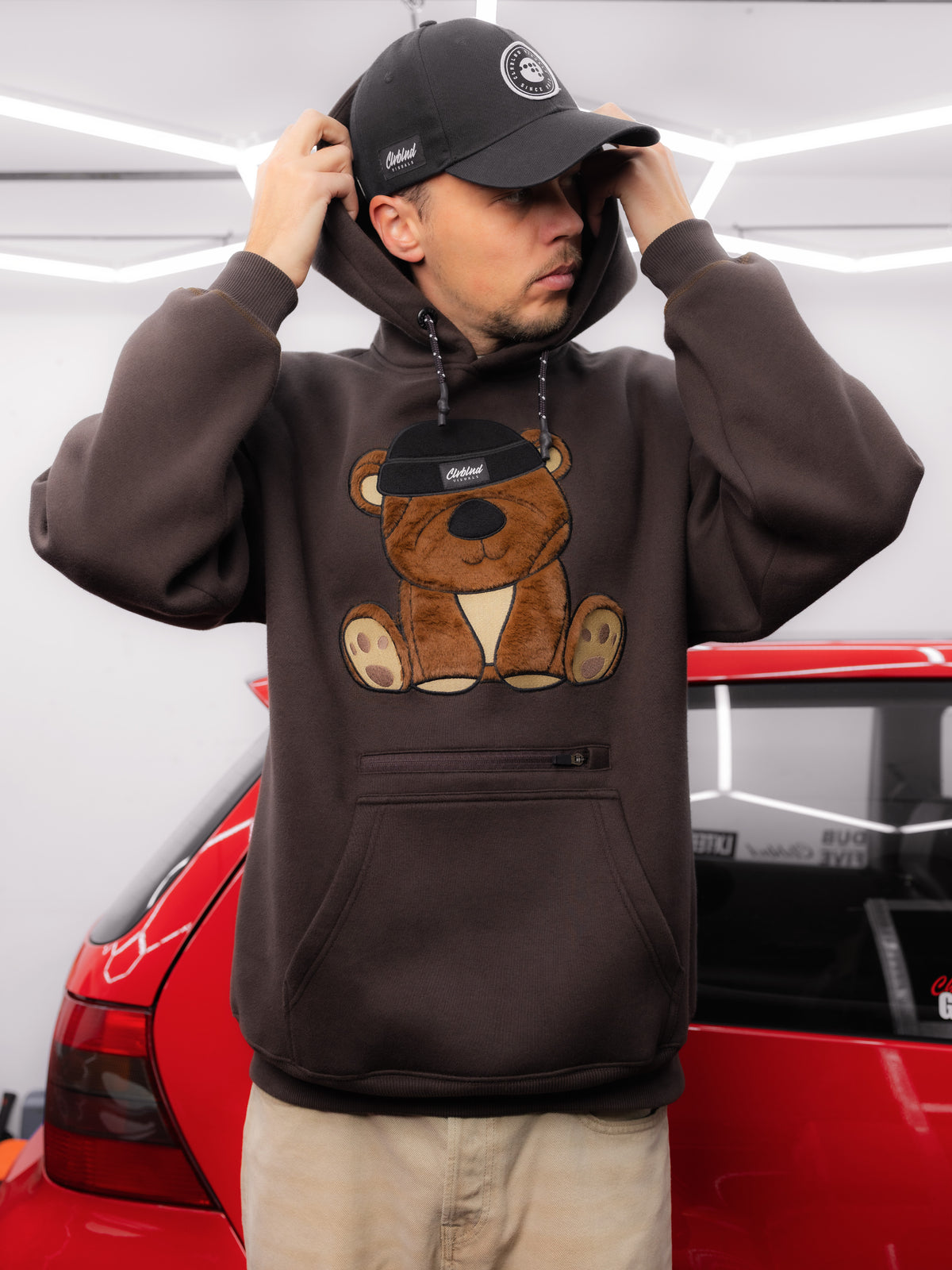 Falling Leaves Smooth Criminal Teddy Hoodie von CLRBLND in Dunkelbraun mit Teddy-Detail auf der Vorderseite
