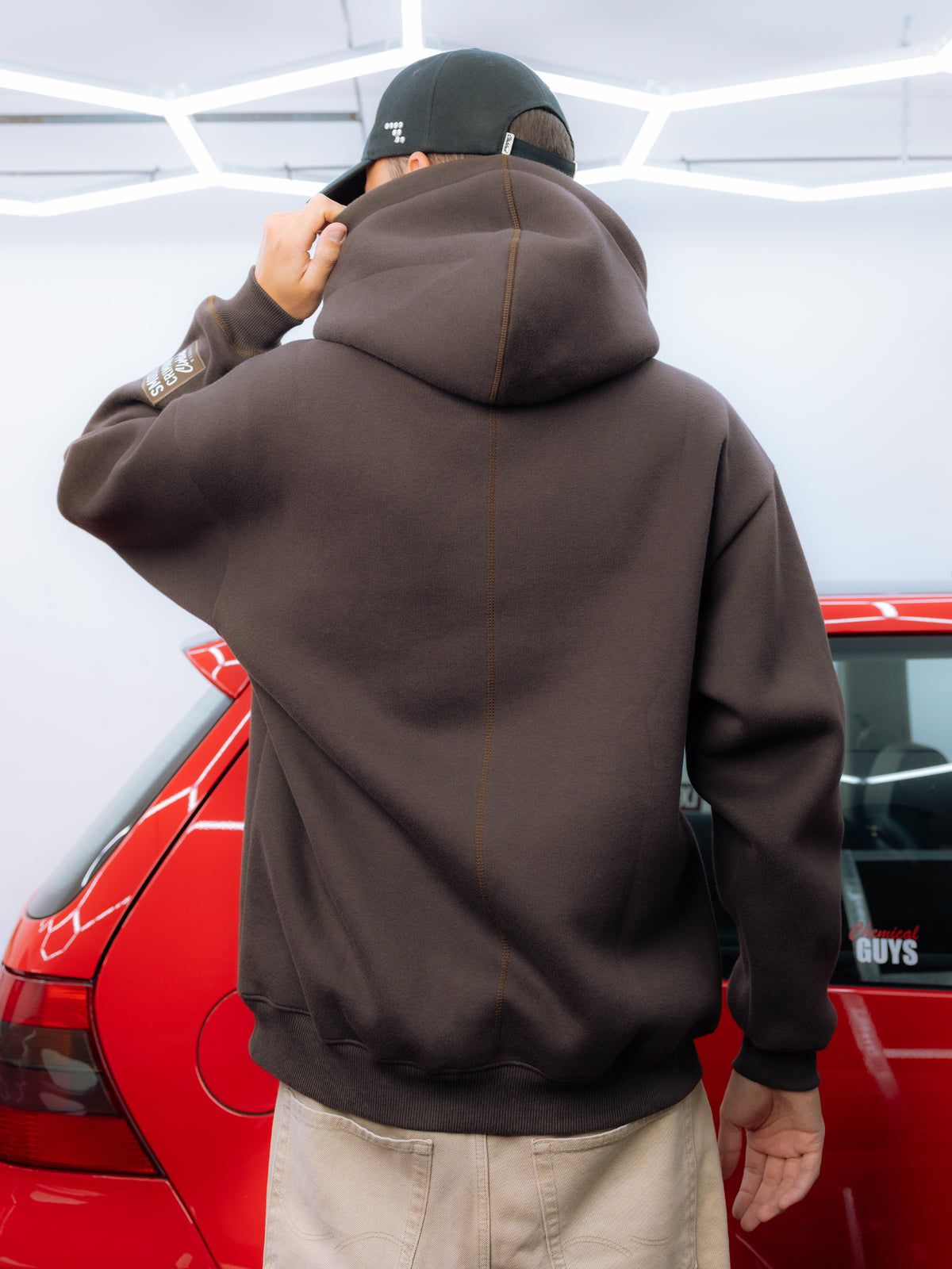 Detailaufnahme der Overlock-Rückennaht am Falling Leaves Teddy Hoodie