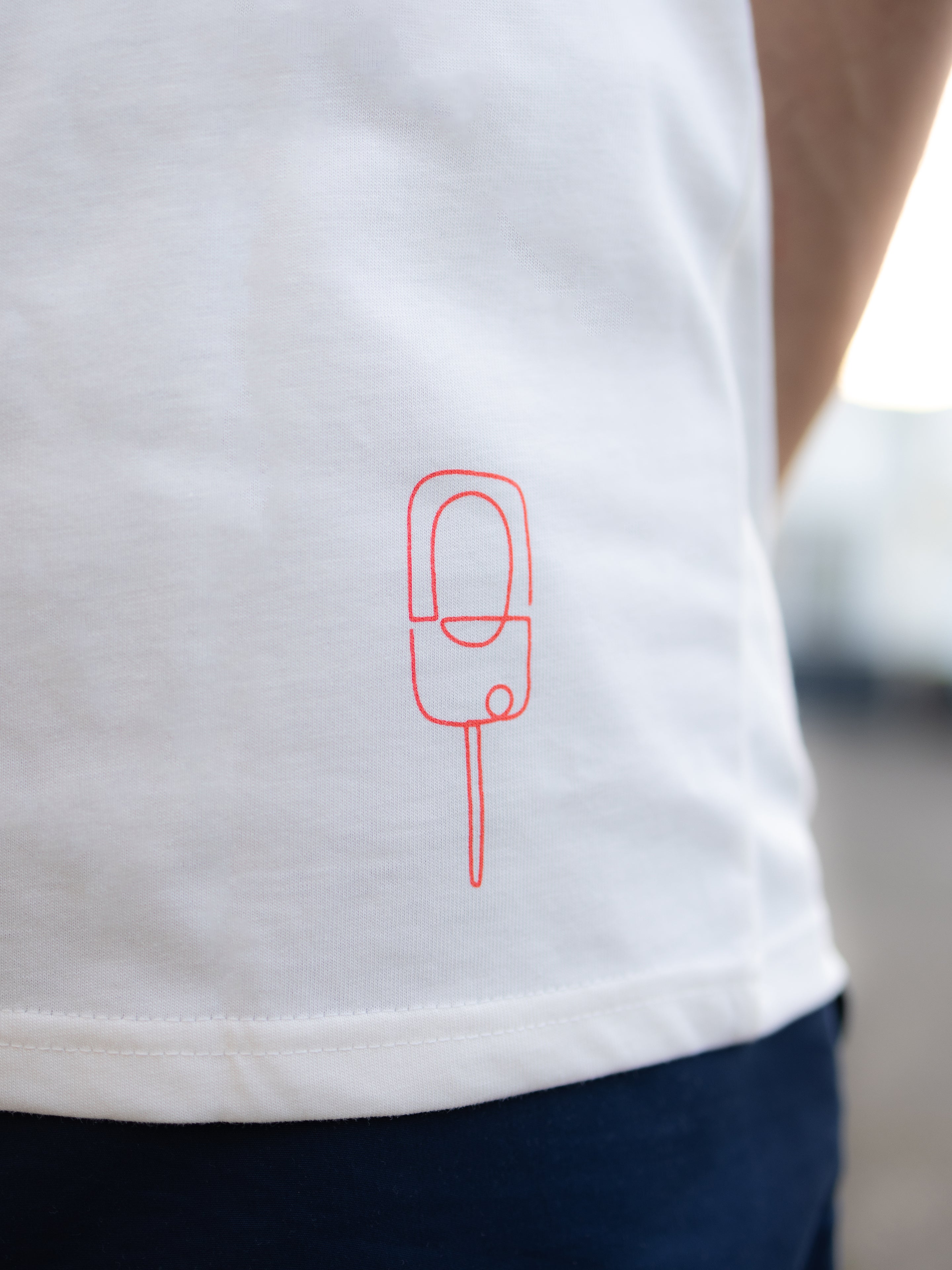 Detailaufnahme vom One Line Autoschlüssel-Print am unteren Bündchen des VW Golf 4 One Line T-Shirts in Sugar Swizzle mit hochwertigem Siebdruck