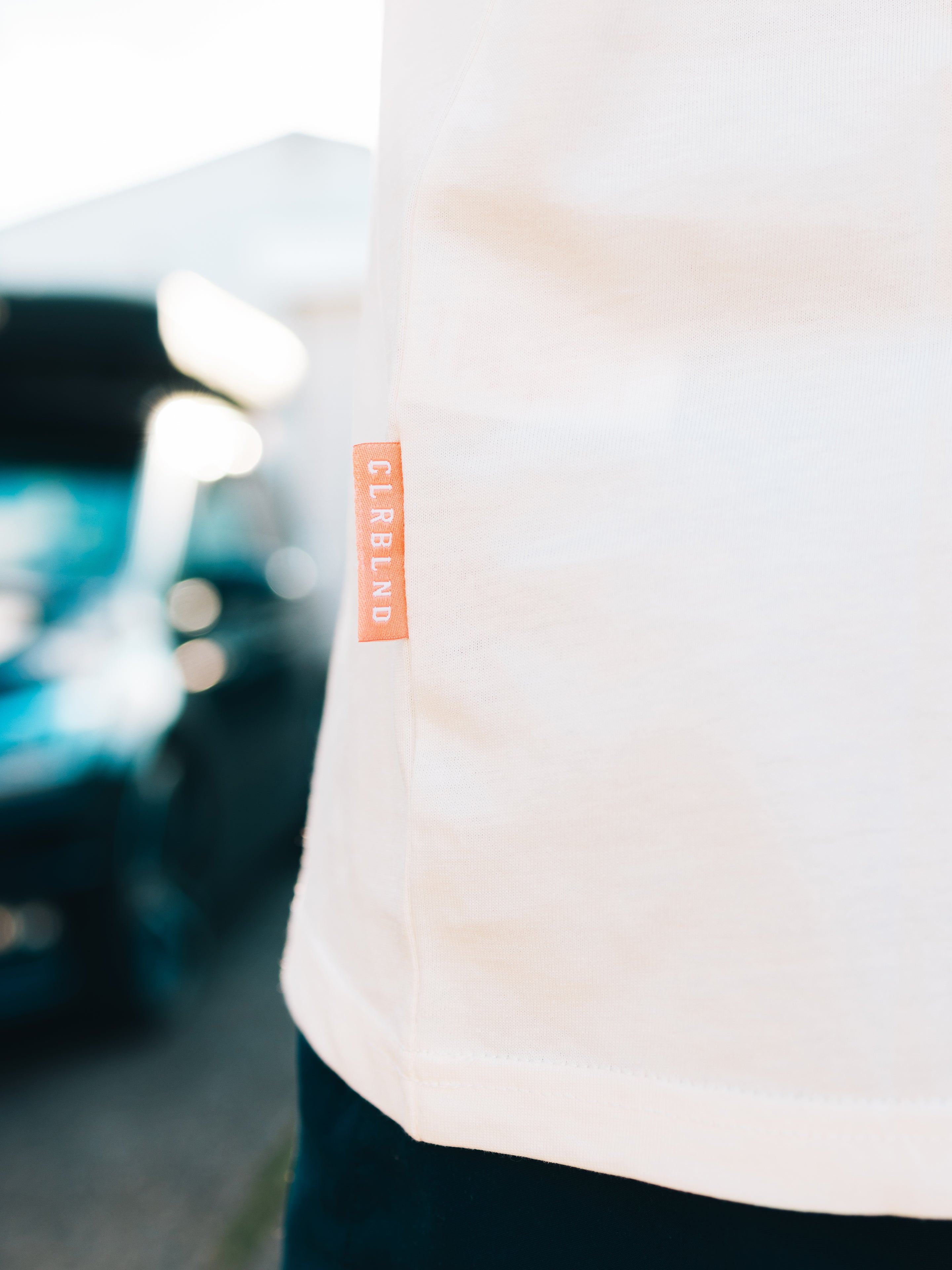 Detailaufnahme vom Colorblind Seitennaht-Label aus Baumwolle am VW Golf 4 One Line T-Shirt in Sugar Swizzle