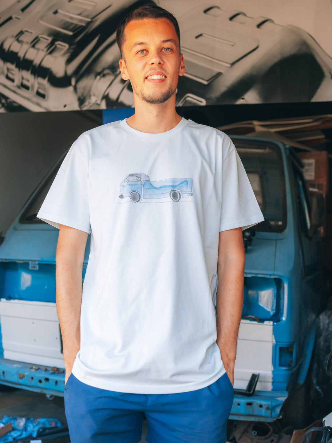 VW T3 One Line T-Shirt in Flower Blue – zweite Frontansicht des Streetwear Shirts getragen