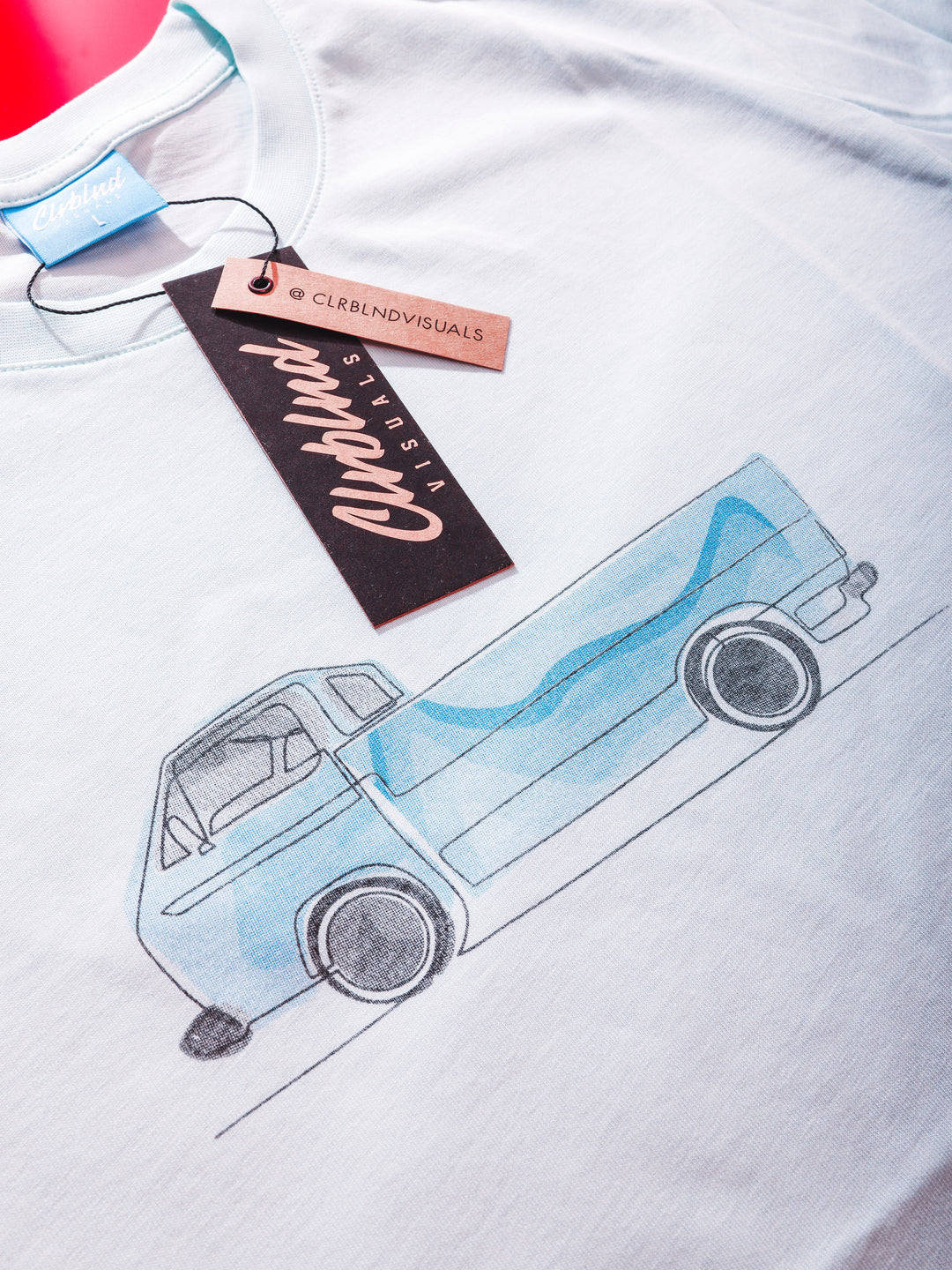 Detailaufnahme des VW T3 One Line Frontdrucks auf dem Flower Blue T-Shirt mit hochwertigem Siebdruck
