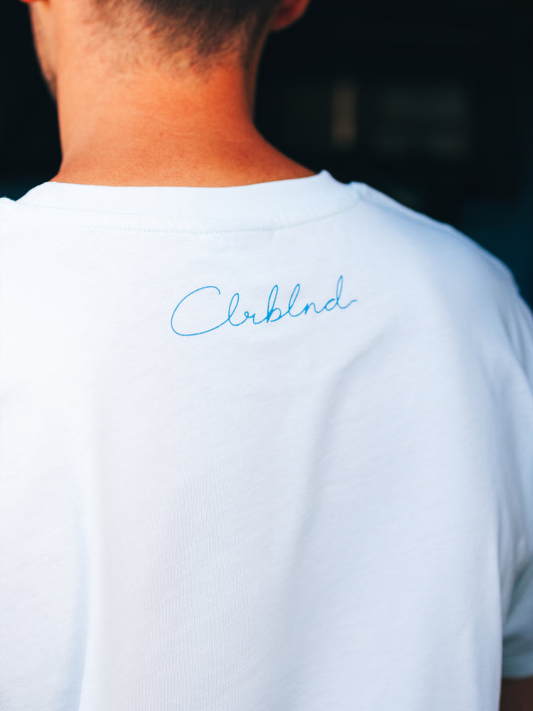 Detailaufnahme vom Colorblind Logo im Nacken des VW T3 One Line T-Shirts in Flower Blue