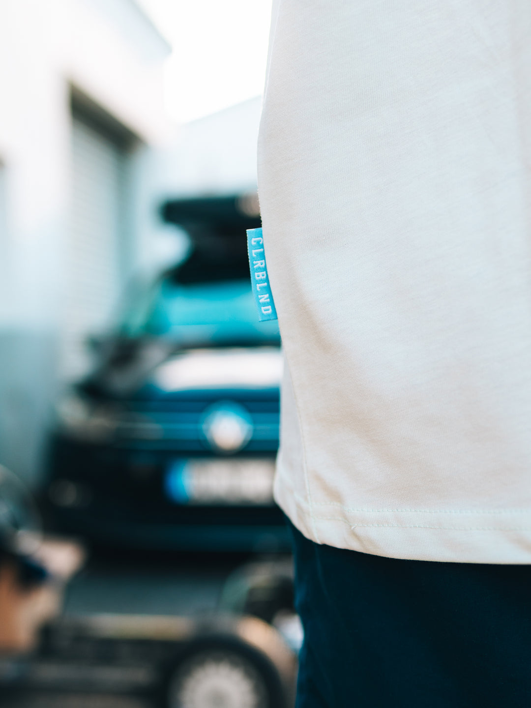 Detailaufnahme vom Colorblind Seitennaht-Label aus Baumwolle am VW T3 One Line T-Shirt