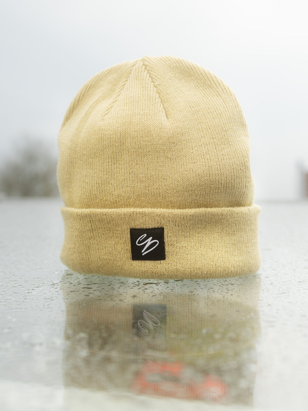 Beige Winter Beanie mit schwarzem Badge – Streetwear Mütze aus 100% Acryl