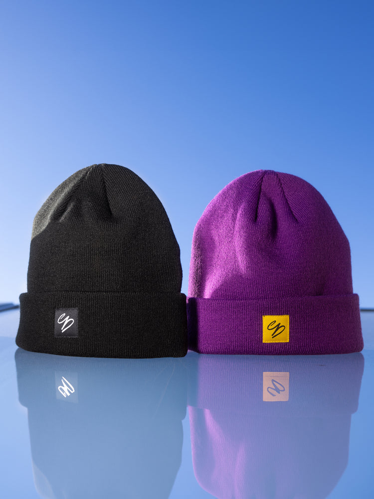 Winter Beanie Mütze in Schwarz und Lila mit Logo Patch – Streetwear Beanie aus 100% Acryl